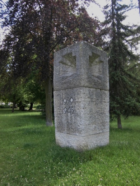 Datei:Kriegerdenkmal (480x640).jpg